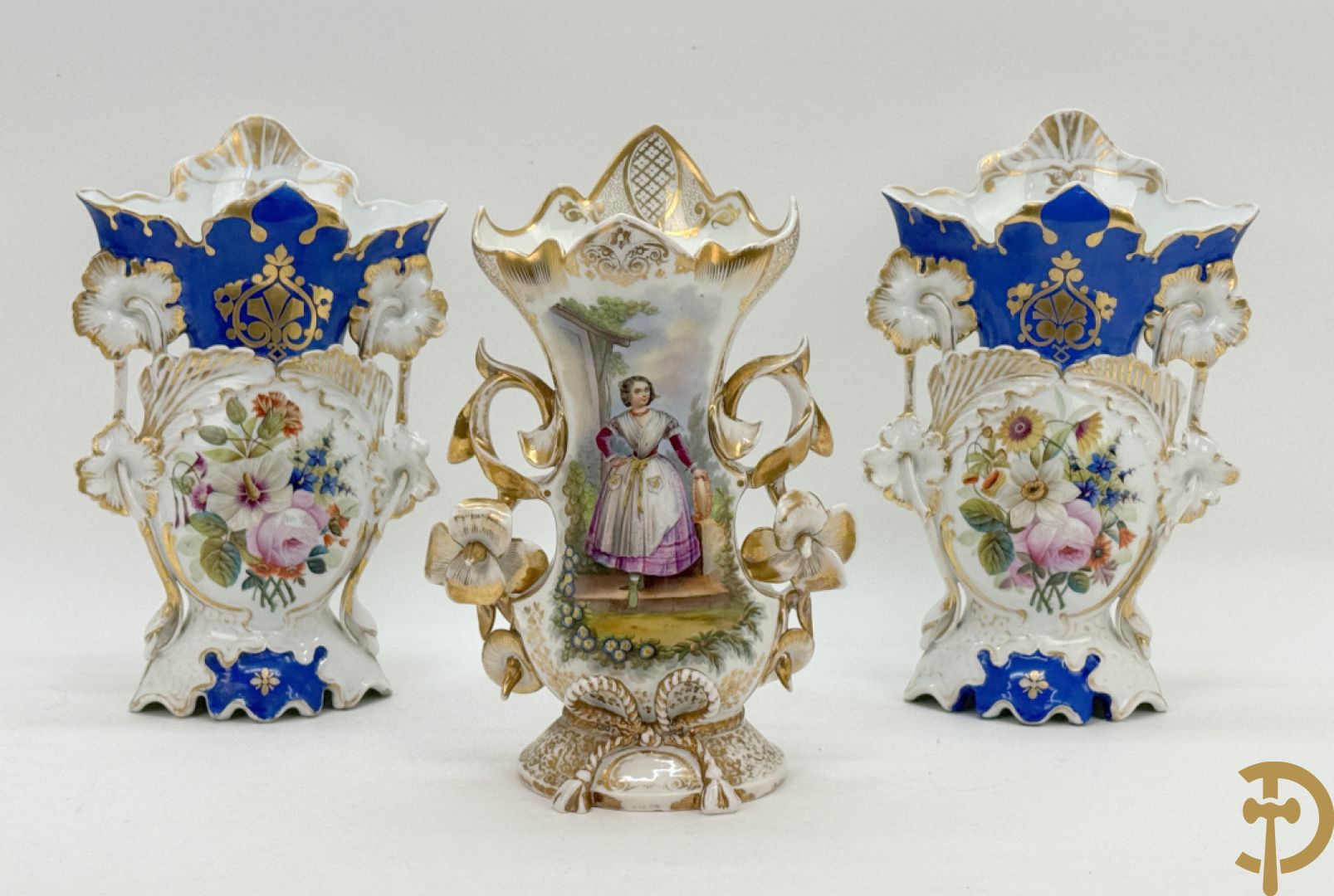 Paar Vieux Paris cornetvazen met handbeschilderd bloemendecor + Vieux Paris cornetvaas met decor van elegante dame