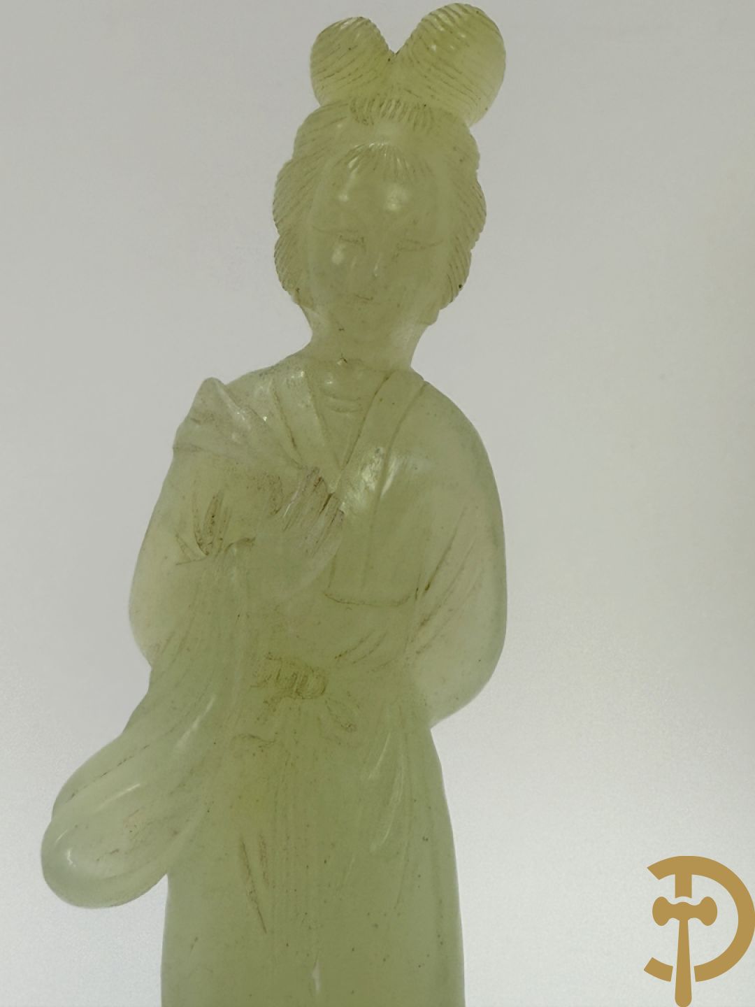 Jadeiet sculptuur van boedhistisch figuur + jadeiet wijsgeer met perziken + geisha in jadeiet
