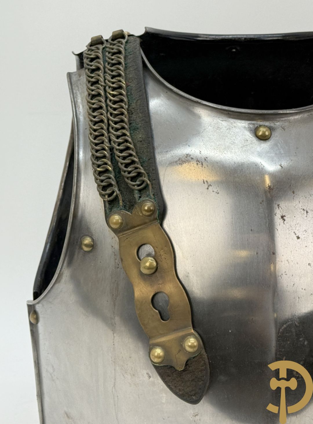 Frans metalen borststuk/ kuras voor de cavalerie met lederen riem en koperen stukken, Manufacture de Klingenthal 1828, 19e