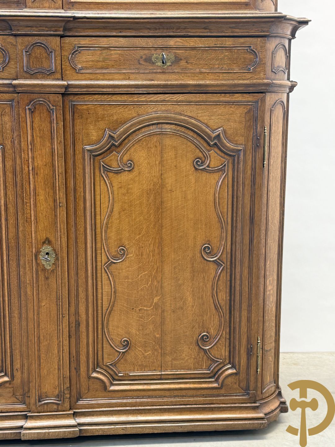 Massief eiken Luikse vitrinekast, boven met 2 beglaasde deuren en gebogen kop, Louis XV stijl, 18e