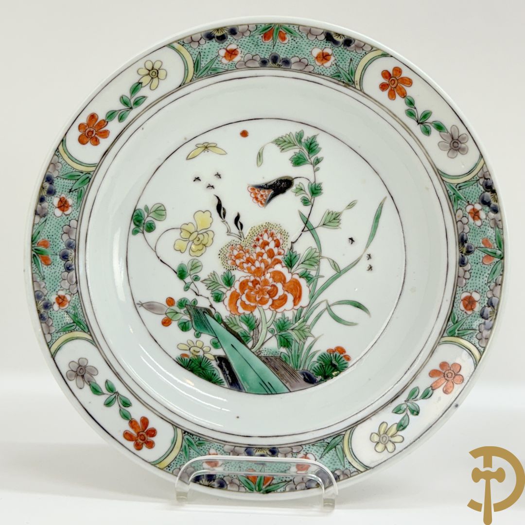 Chinese porseleinen ballustervormige vaas, King Long  + 2 porseleinen bordjes met bloemendecor + 2 bordjes met vazen- en bloemendecor + kopje en schoteltje Imari + dekselpotiche met vogel en bloemendecor