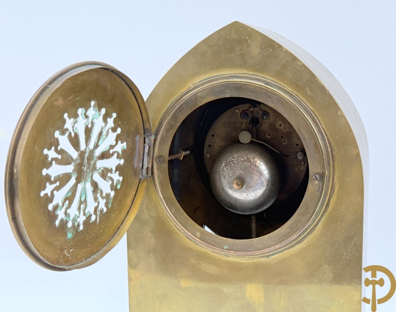 Driedelige koperen Art Nouveau garnituur bestaande uit kapelvormige pendule geflankeerd door paar kandelaars