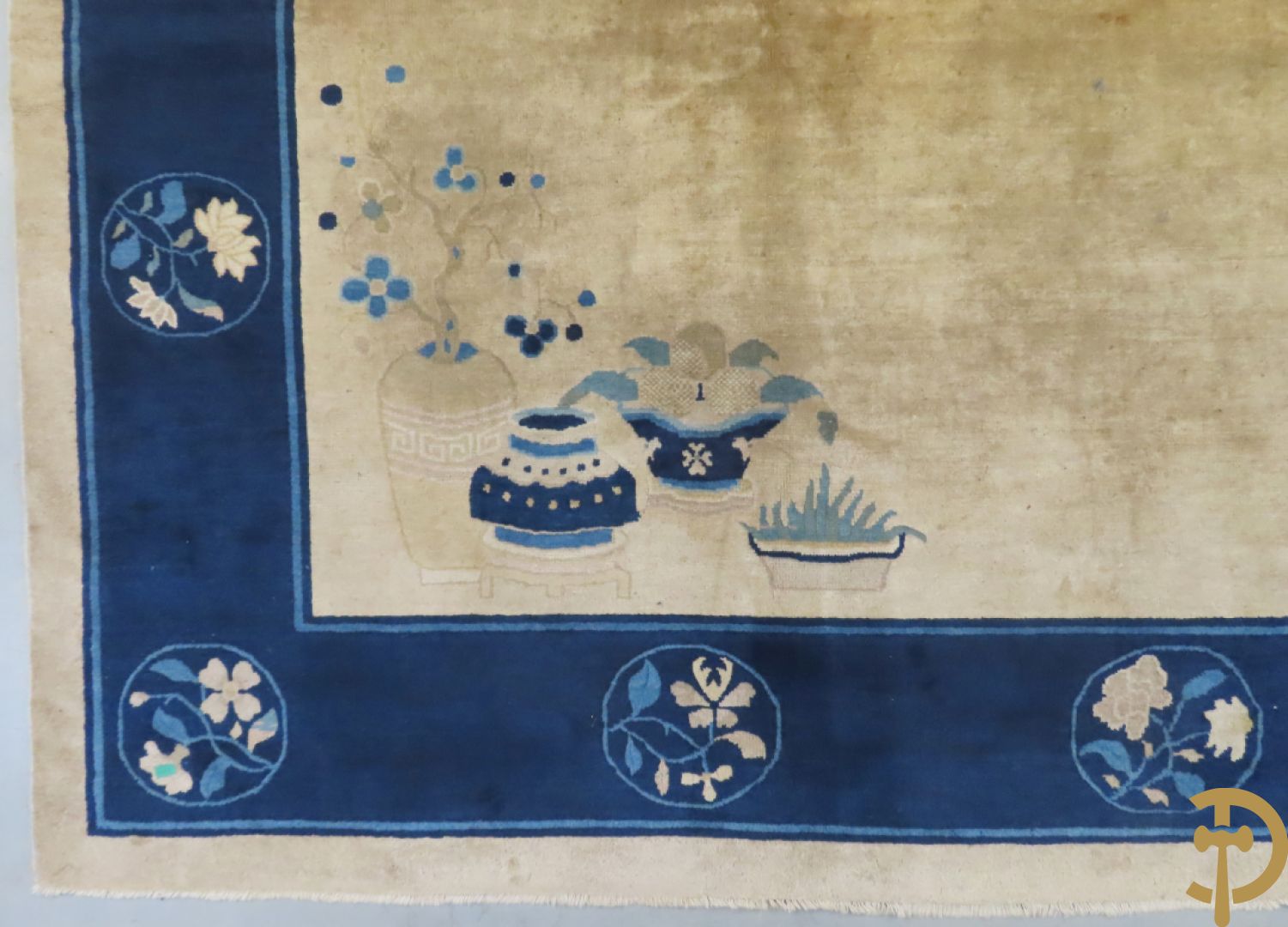 Antiek Aziatisch handgeknoopt tapijt met bloemen- en vazendecor