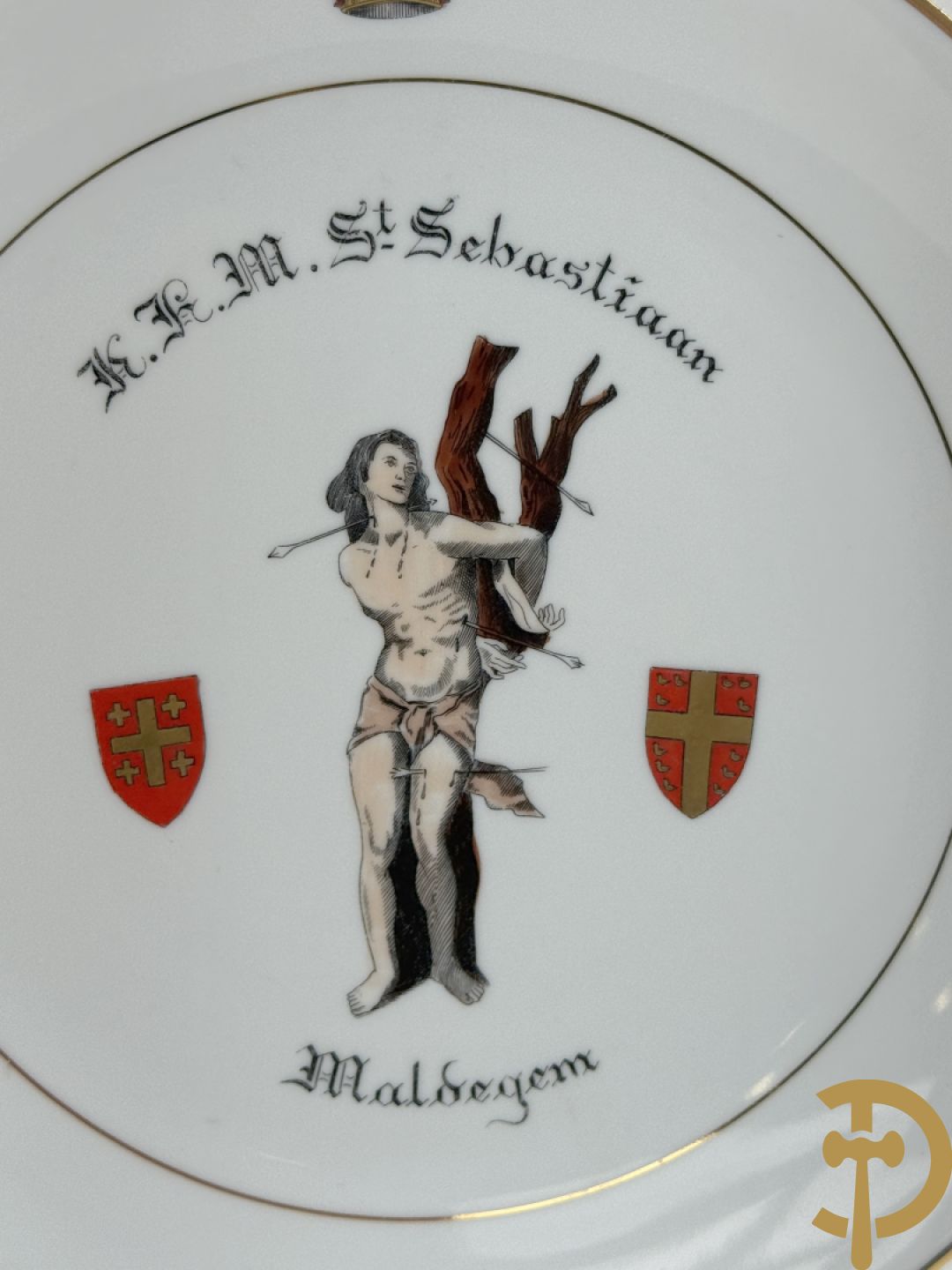 Acht porseleinen borden van boogschuttersgildes