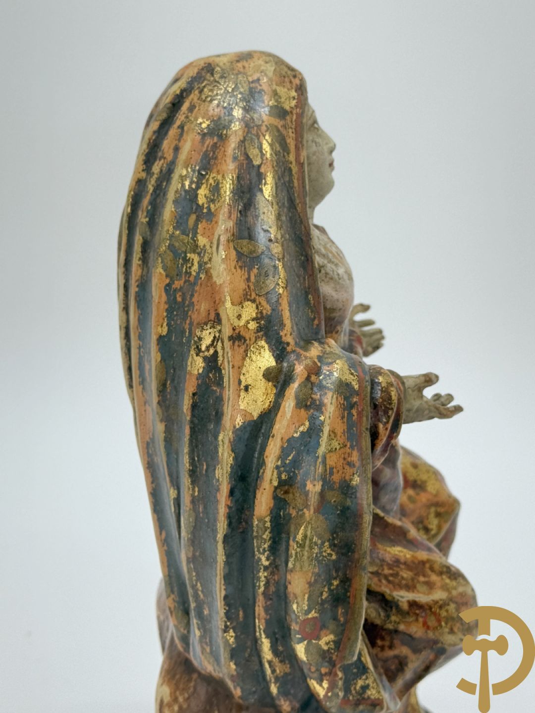 Gepolychromeerde houtsculptuur van zittende dame