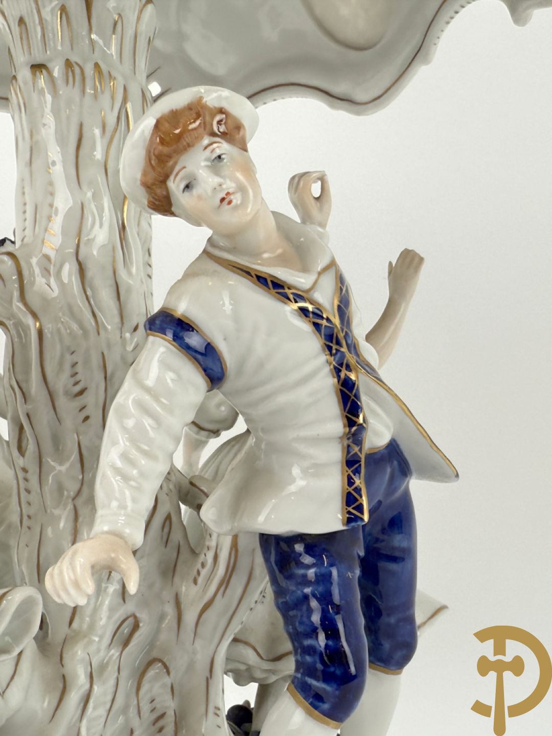 Porseleinen lampadaire met 4 dansende figuren, bovenaan met bloemenknop bezet