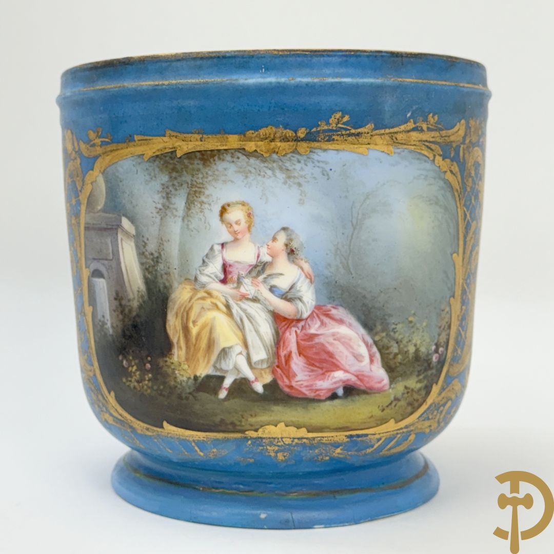 Sèvres cachepot met dubbel decor van handbeschilderde romantische dames en bloemendecor + cachepot in Frans porselein met bloemendecor gevat in bronzen houder + Limoges medici vaas met zwanehalzen