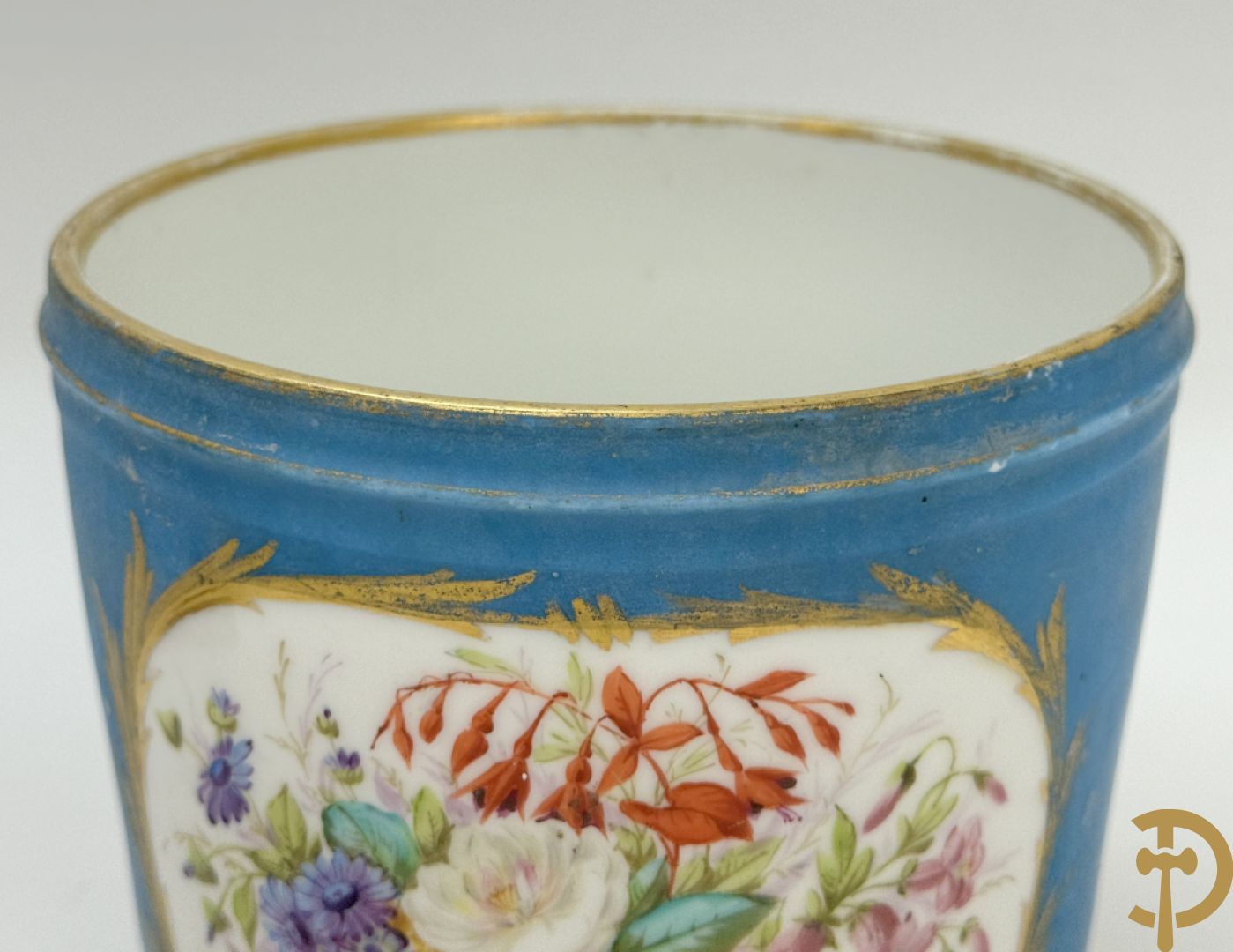 Sèvres cachepot met dubbel decor van handbeschilderde romantische dames en bloemendecor + cachepot in Frans porselein met bloemendecor gevat in bronzen houder + Limoges medici vaas met zwanehalzen