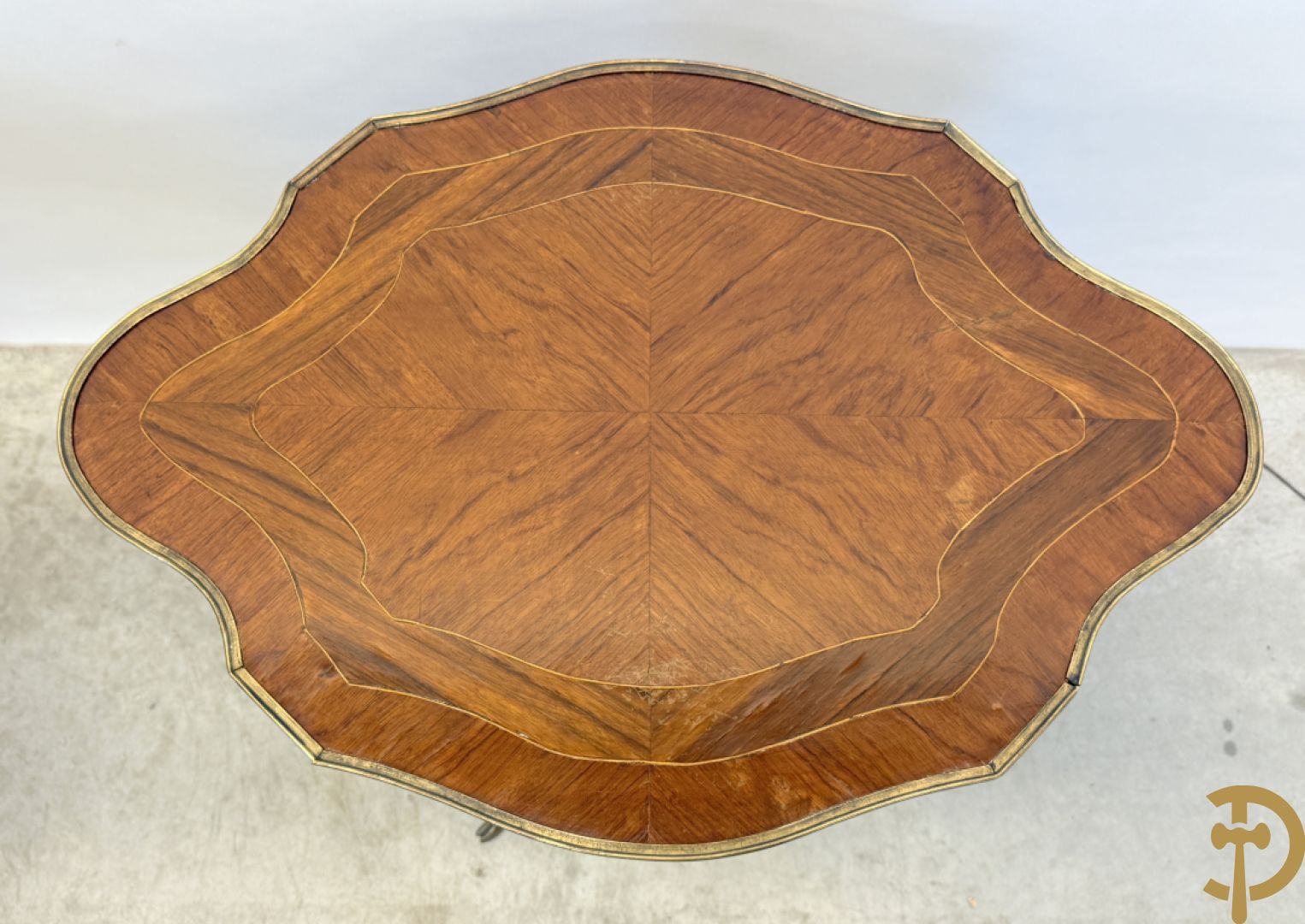 Paar mahoniehouten bijzettafels, Louis XV stijl, met bronzen ornamenten en bronzen bokkepoten - Replica