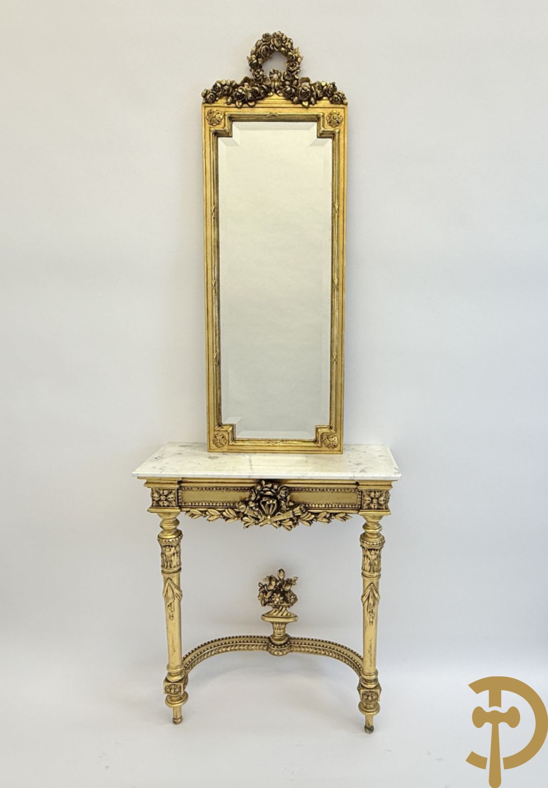 Vergulde console met Louis XVI motieven en amfoor  + vergulde spiegel met Louis XVI motieven
