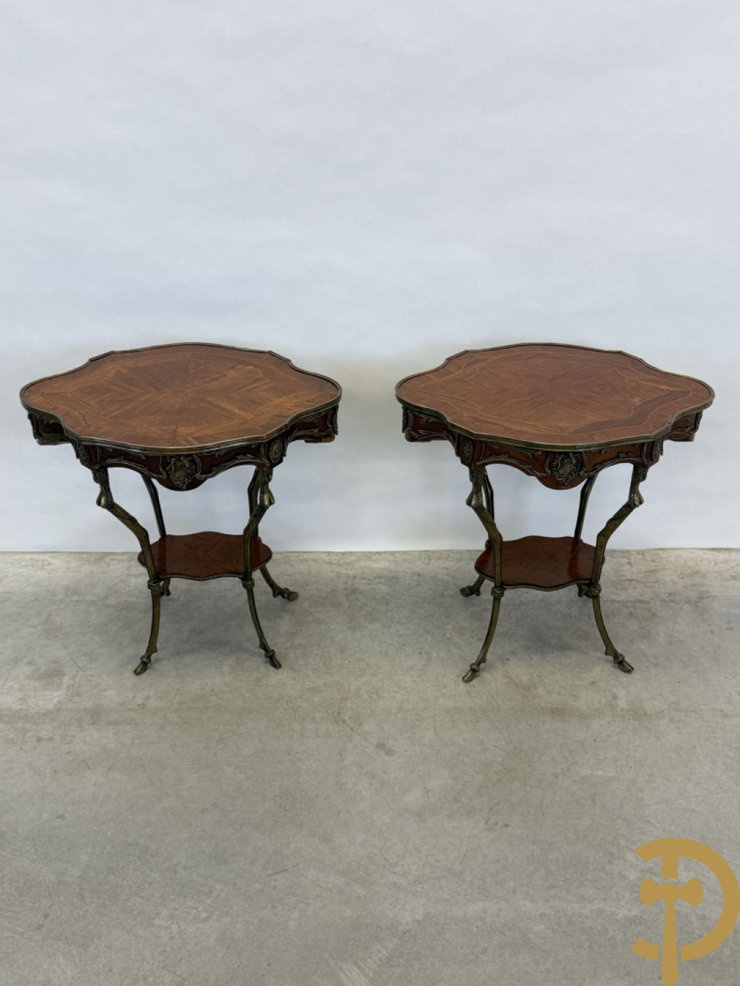 Paar mahoniehouten bijzettafels, Louis XV stijl, met bronzen ornamenten en bronzen bokkepoten - Replica