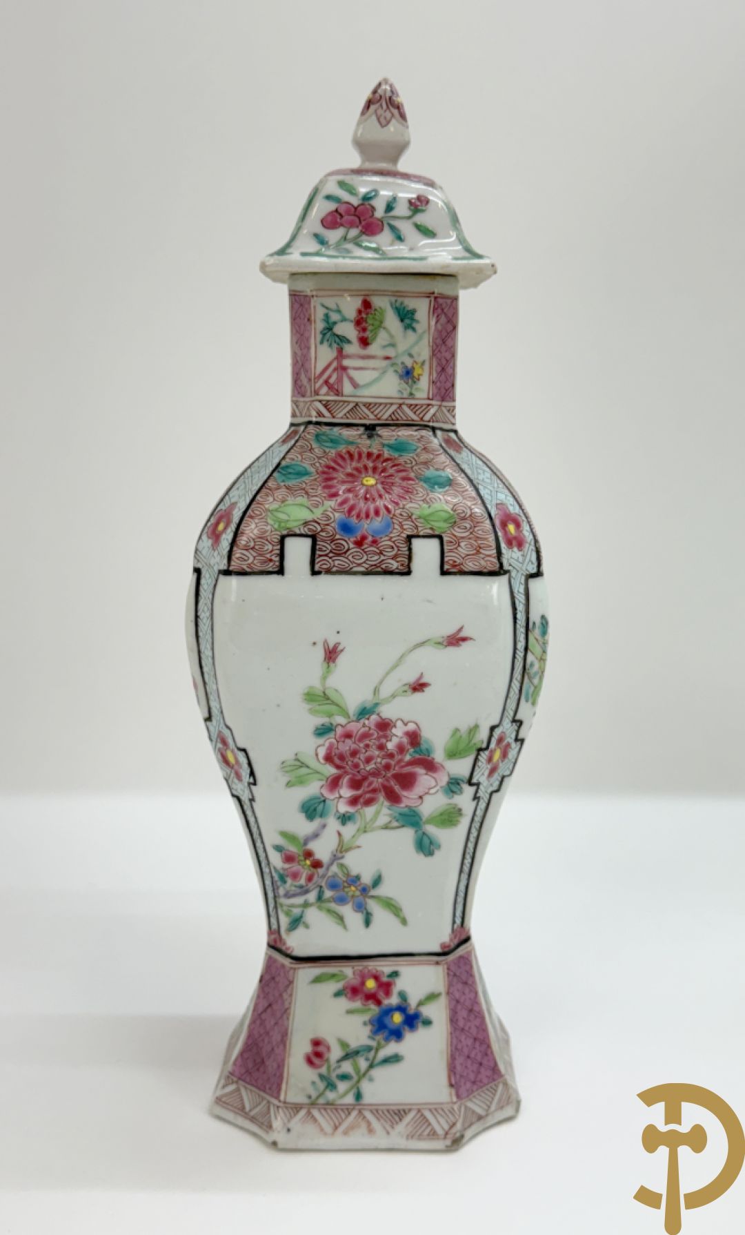 Chinese porseleinen ballustervormige vaas, King Long  + 2 porseleinen bordjes met bloemendecor + 2 bordjes met vazen- en bloemendecor + kopje en schoteltje Imari + dekselpotiche met vogel en bloemendecor