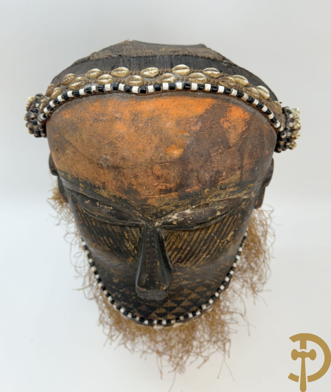 Afrikaans masker met symbolische beschildering, kralen en raffia