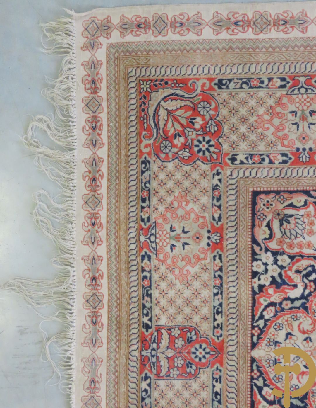 Zijden handgeknoopt tapijt met amfoor en bloemendecor