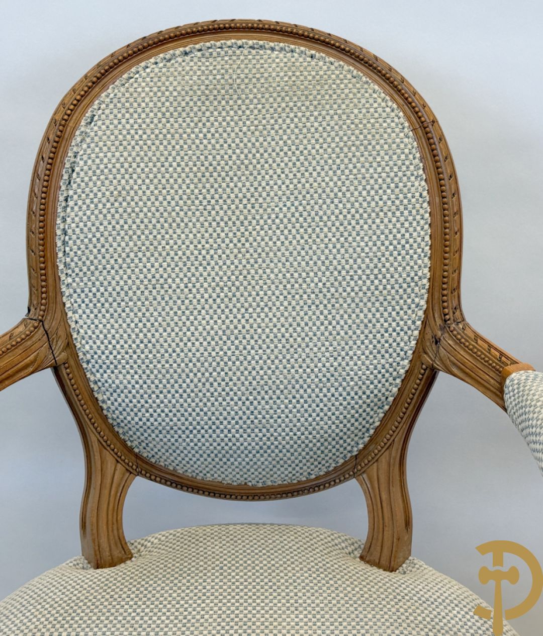 Paar beukenhouten Louis XVI stijl armzetels met medaillon