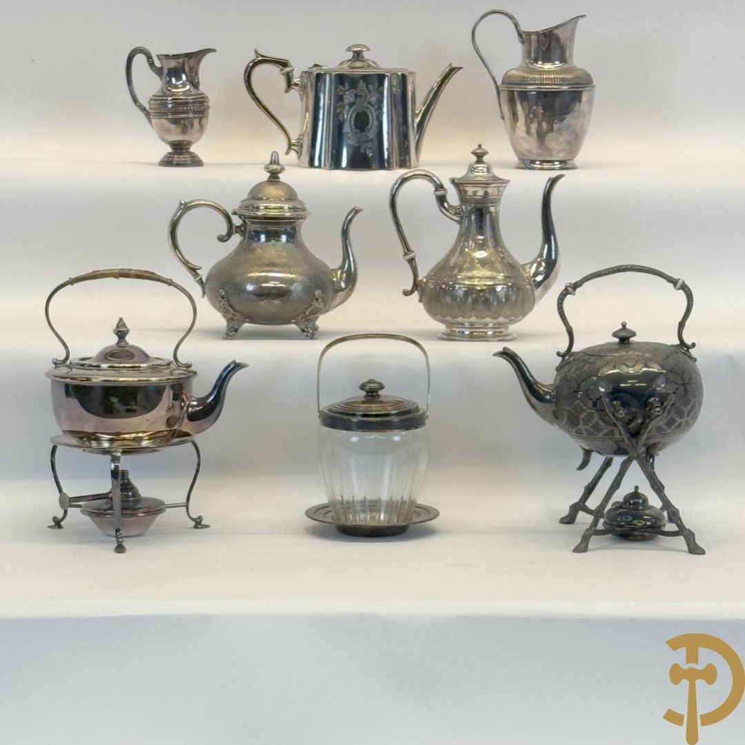 Vijf verzilverde theekannen, 2 verzilverde samovar en verzilverde suikerpot