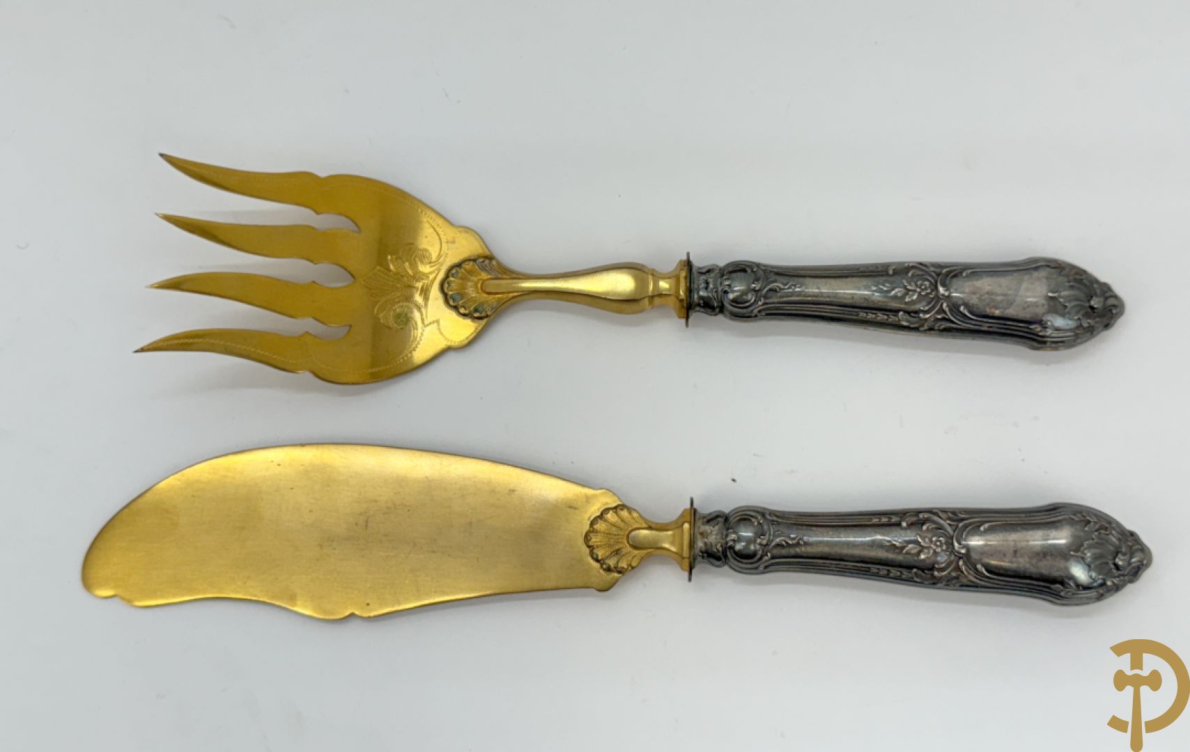 Wildbestek met zilveren handvaten en verguld lemmet bewerkt met gegraveerde bloemen + slacouvert met zilveren handvat en verguld schepgedeelte + slacouvert met zilveren heft en benen lepel