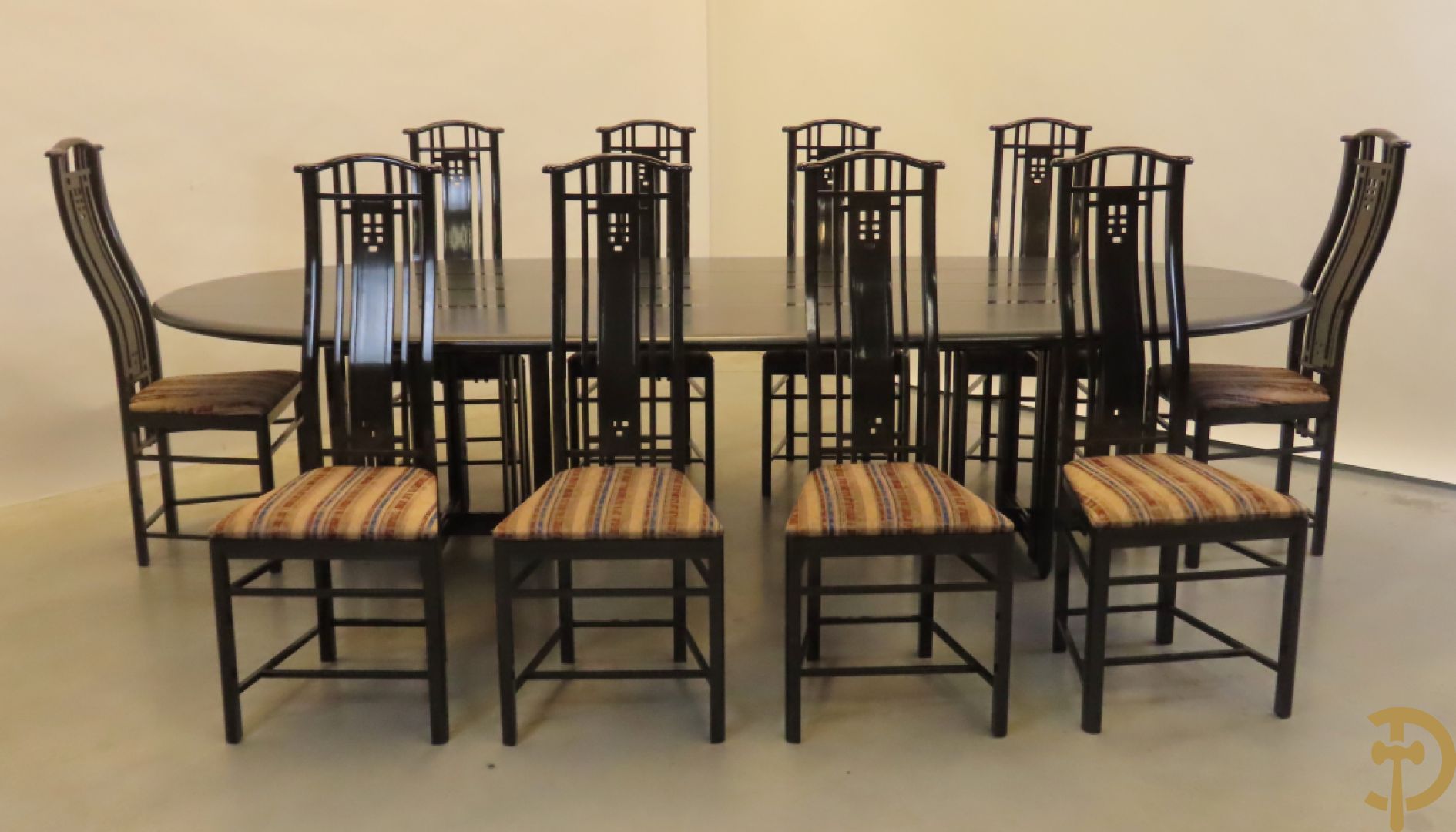Grote ovale tafel van de Italiaanse ontwerper Umberto Asnago voor Giorgetti + 10 bijhorende hoogleunige stoelen