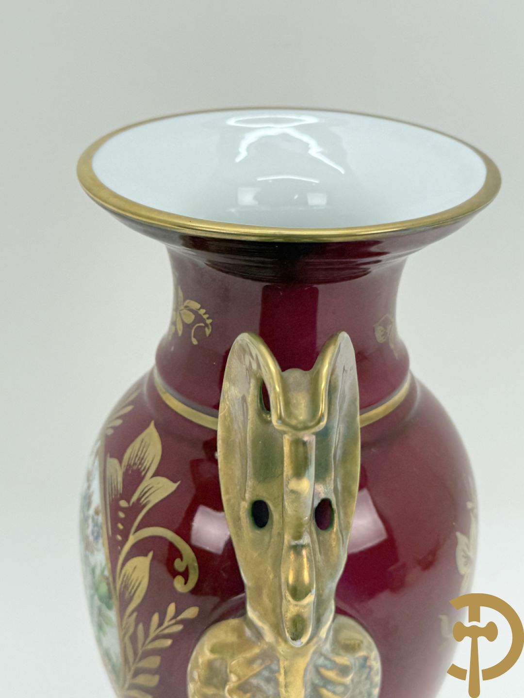 Sèvres cachepot met dubbel decor van handbeschilderde romantische dames en bloemendecor + cachepot in Frans porselein met bloemendecor gevat in bronzen houder + Limoges medici vaas met zwanehalzen