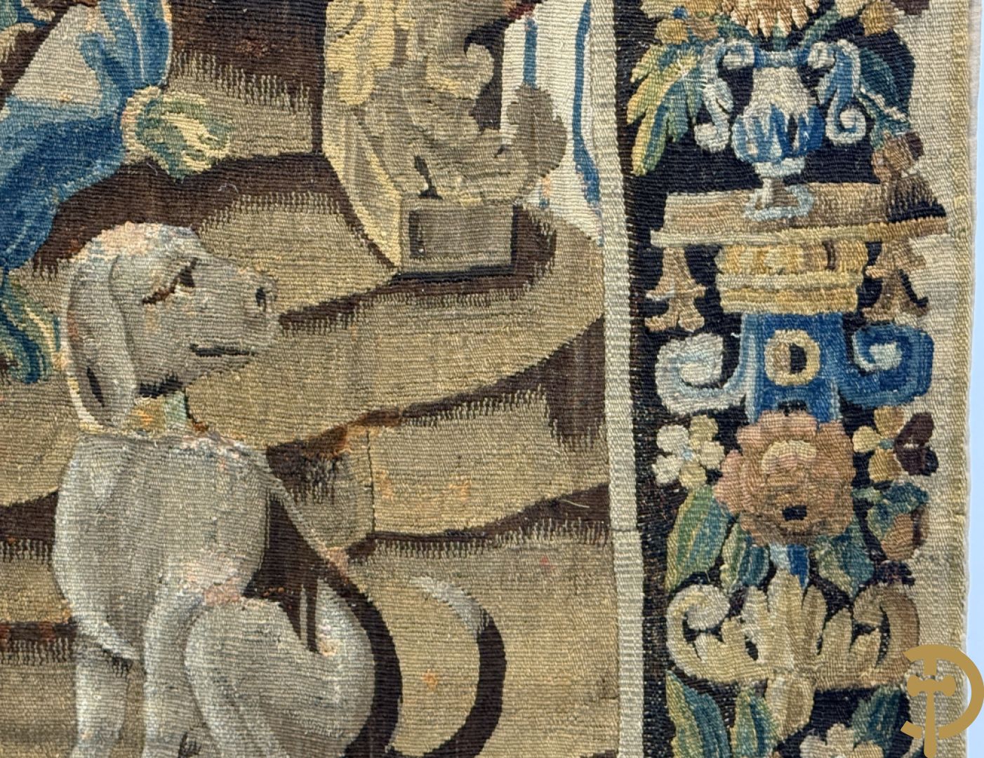 Vlaams handgeknoopt wandtapijt met geanimeerde scène met Konong en honden, omgeven door florale omranding, 18e