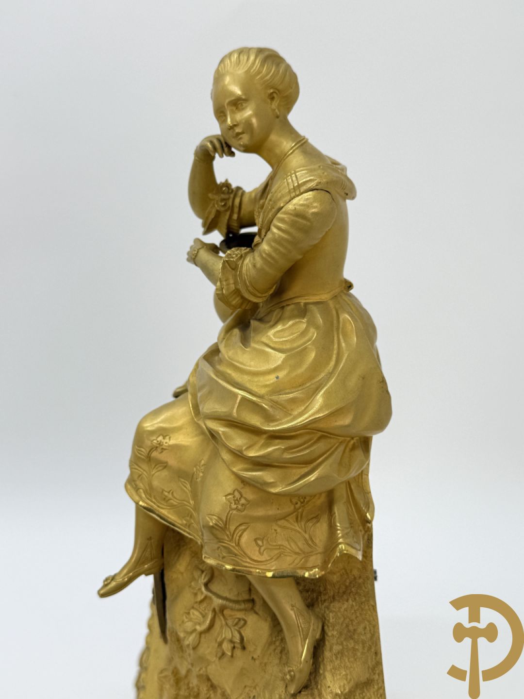 Vergulde bronzen pendule met dame onder globe, Boursier Elève de Lepaute à Paris getekend
