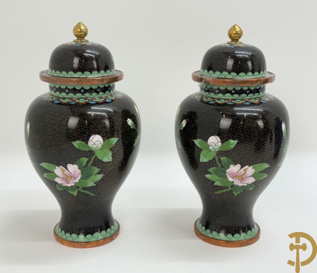 Acht stuks cloisoné w.o. paar dekselpotiches met bloemendecor, 4 vaasjes, coupe en vogel