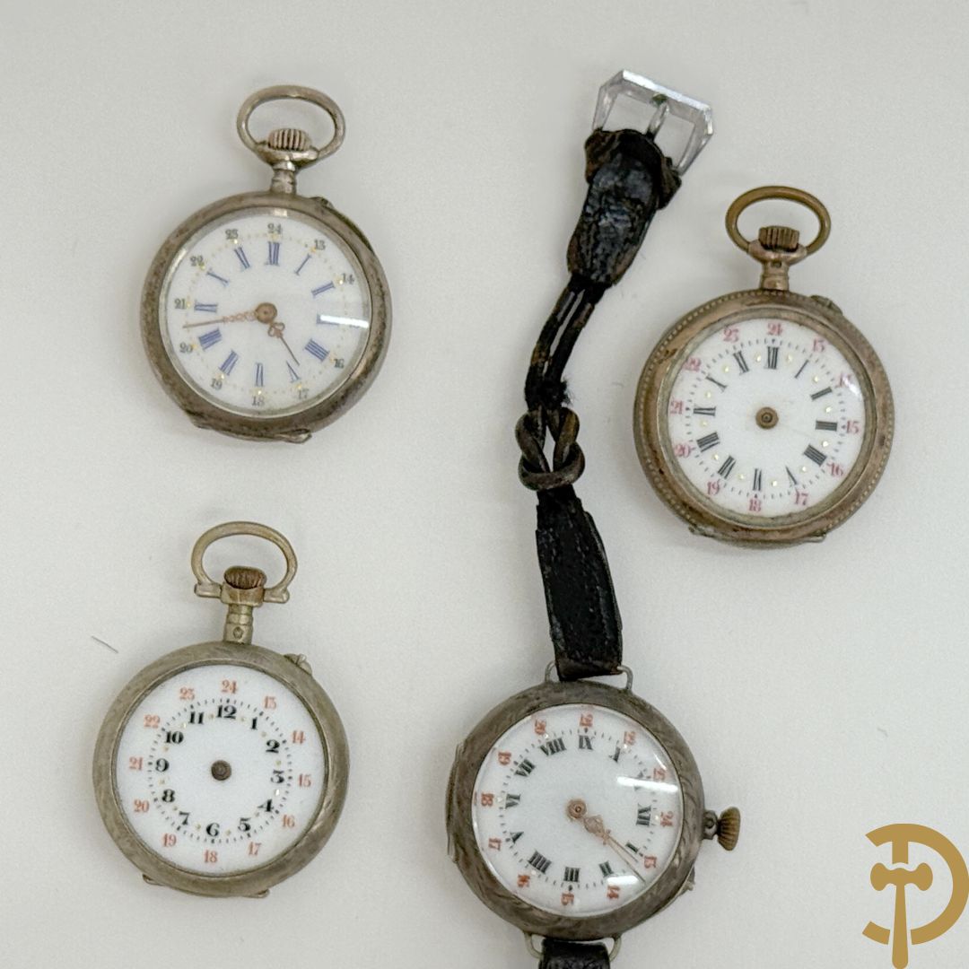 3 kleine dameszakhorloges + dameshorloge met zilveren kast
