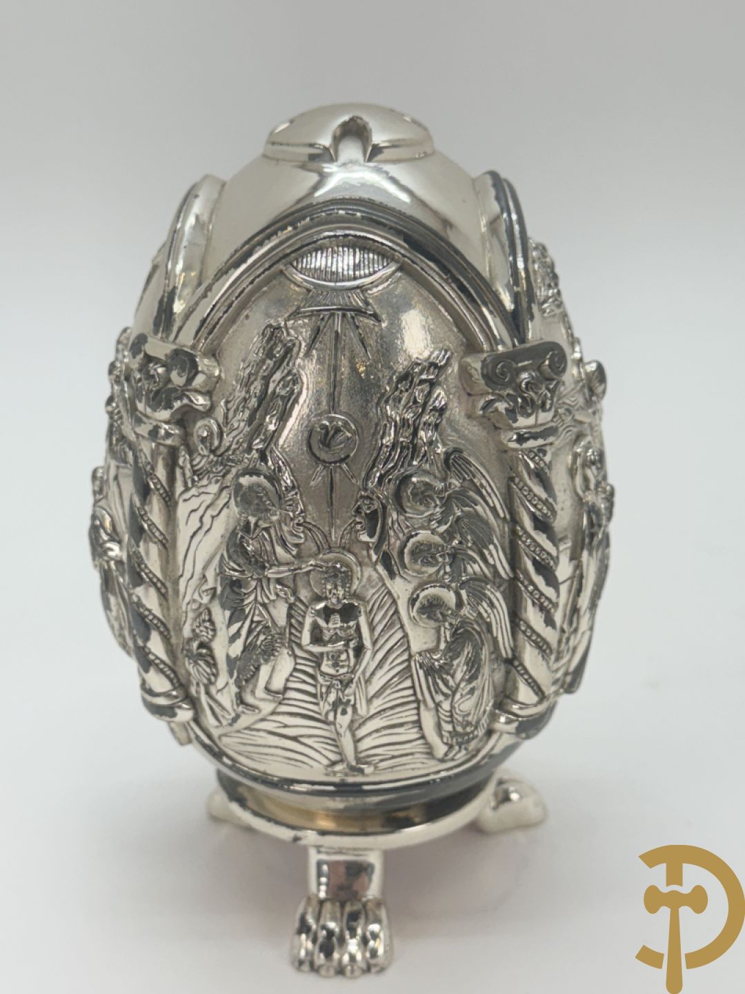 Grieks orthodox ei met 4 religieuse scènes met zilver bekleed.