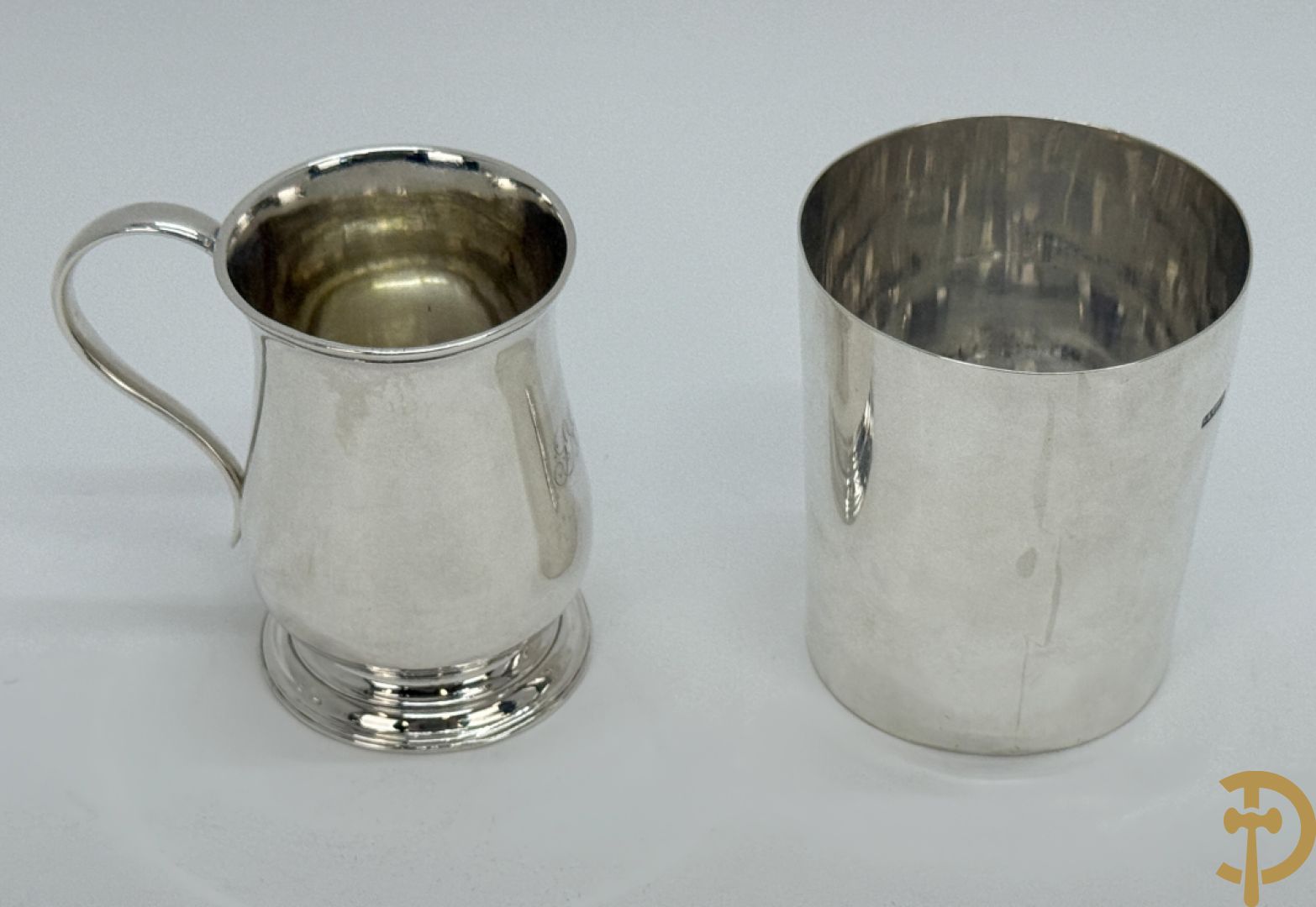 Twee drinkbekers in hoorn met massief zilveren rand + massief zilveren kannetje + massief zilveren houder + mssief zilveren zoutvat + massief zilveren zoutstrooier + set met 4 zilveren peper- en zoutvaatjes in schrijn
