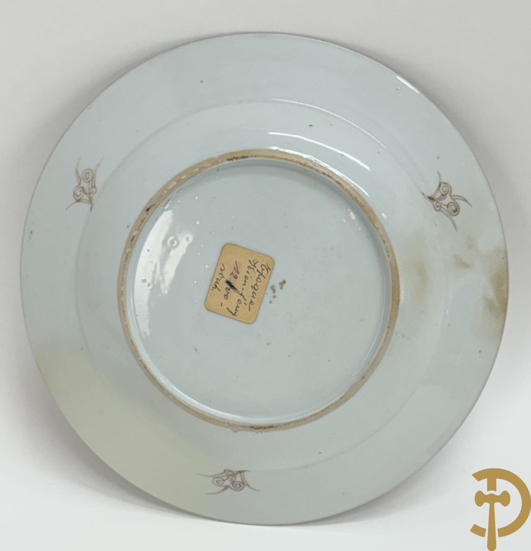 Chinese porseleinen ballustervormige vaas, King Long  + 2 porseleinen bordjes met bloemendecor + 2 bordjes met vazen- en bloemendecor + kopje en schoteltje Imari + dekselpotiche met vogel en bloemendecor