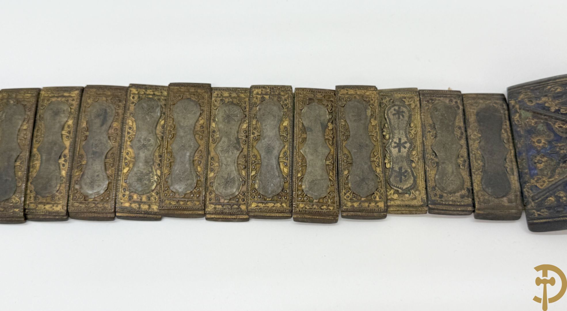 Gekleurde metalen riem met koperen lemmetten en bronzen sluiting