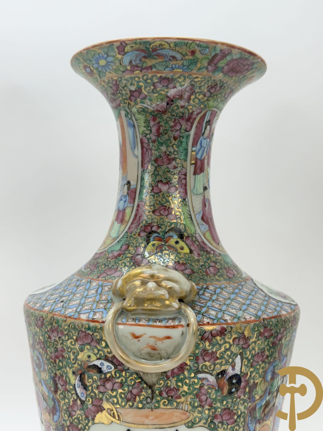 Paar Chinese porseleinen famille rose Kanton vazen met geanimeerd decor en zijdelings met fo honden