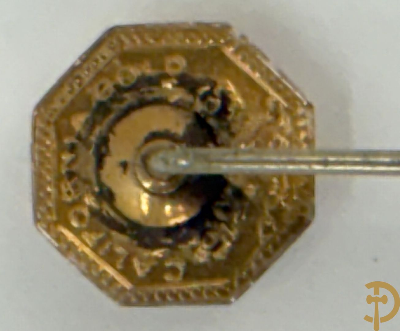 Broche gemaakt van half penny 1899 + dasspeld gemaakt van een California Fractional Gold Token met een Indiaans hoofd