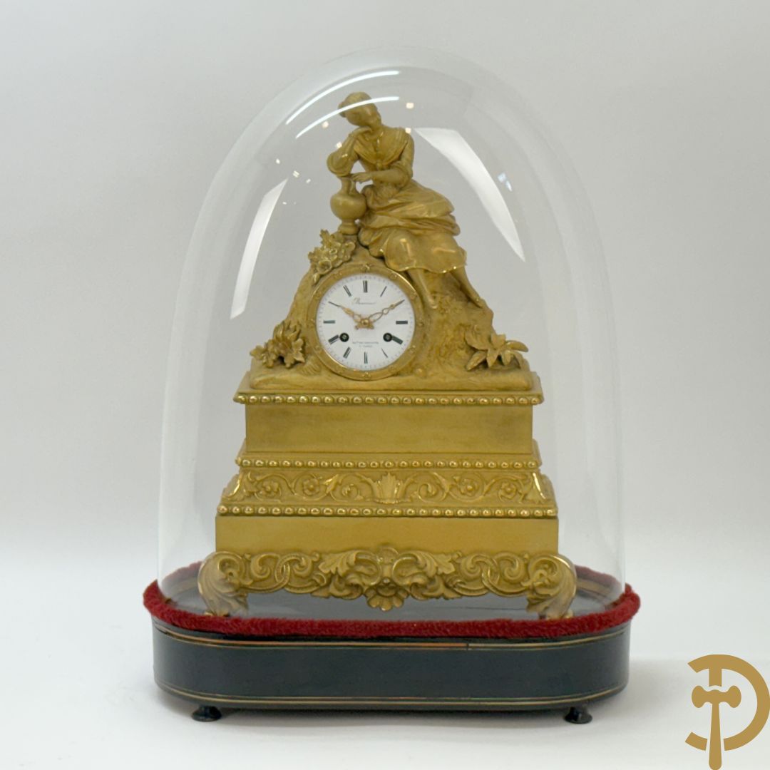 Vergulde bronzen pendule met dame onder globe, Boursier Elève de Lepaute à Paris getekend