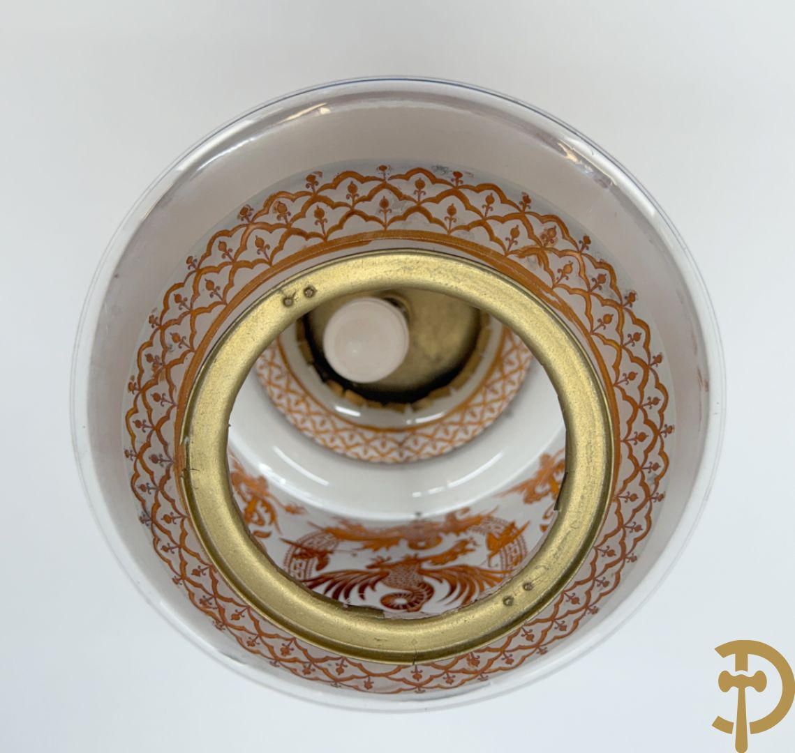 Tafellamp met mat opaline glas met decoratie van draken