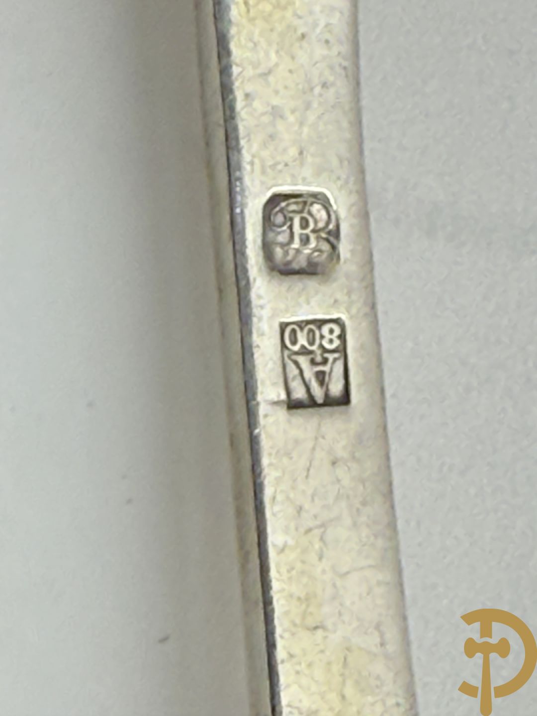 Achttien massief zilveren lepels, 14 vorken en 23 koffielepels met initialen HB, GB en DP, 19e