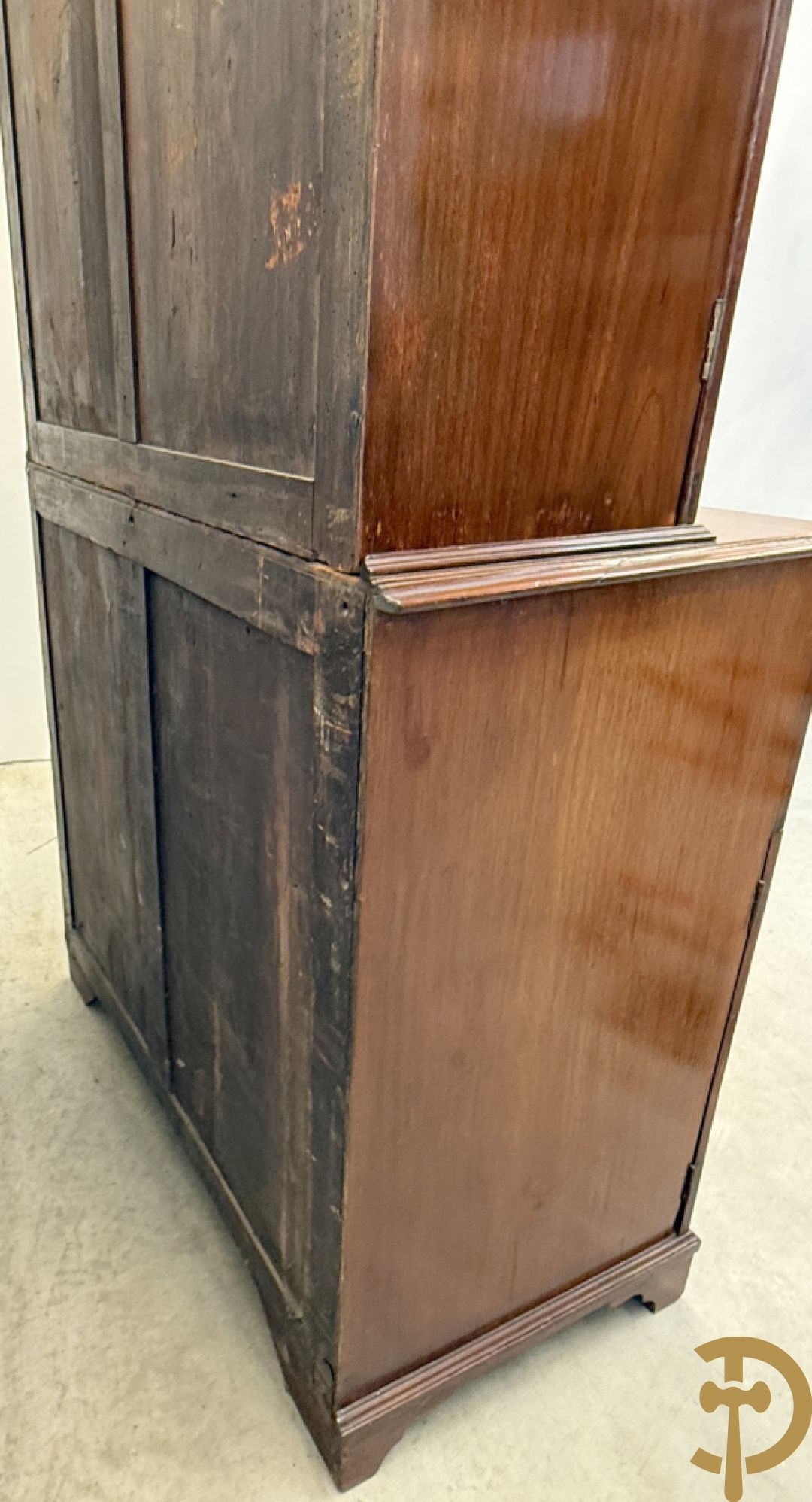 Engelse mahoniehouten secretaire met vitrine bovenaan, 19e