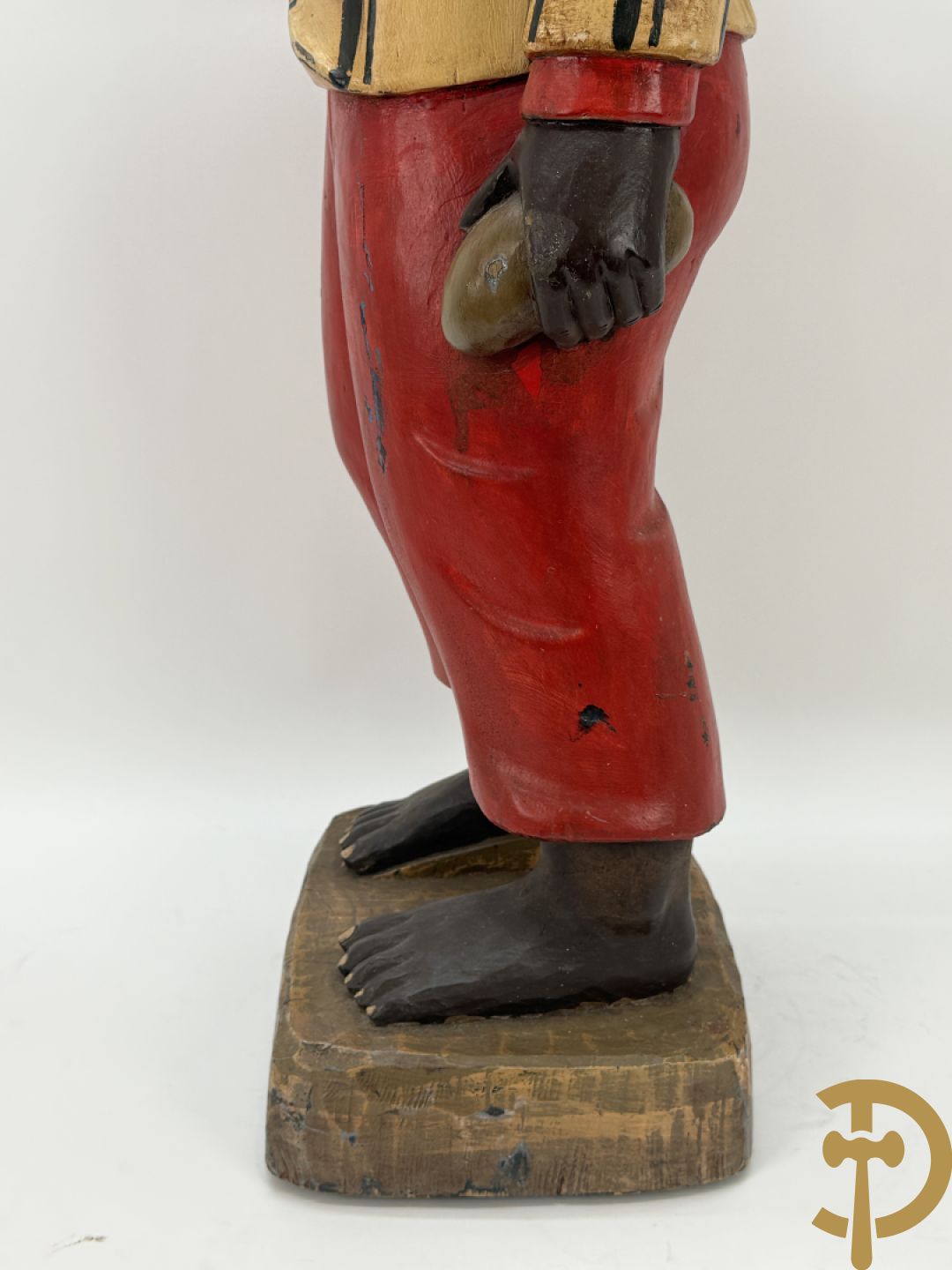 Houtgesculpteerd beeld van staande man