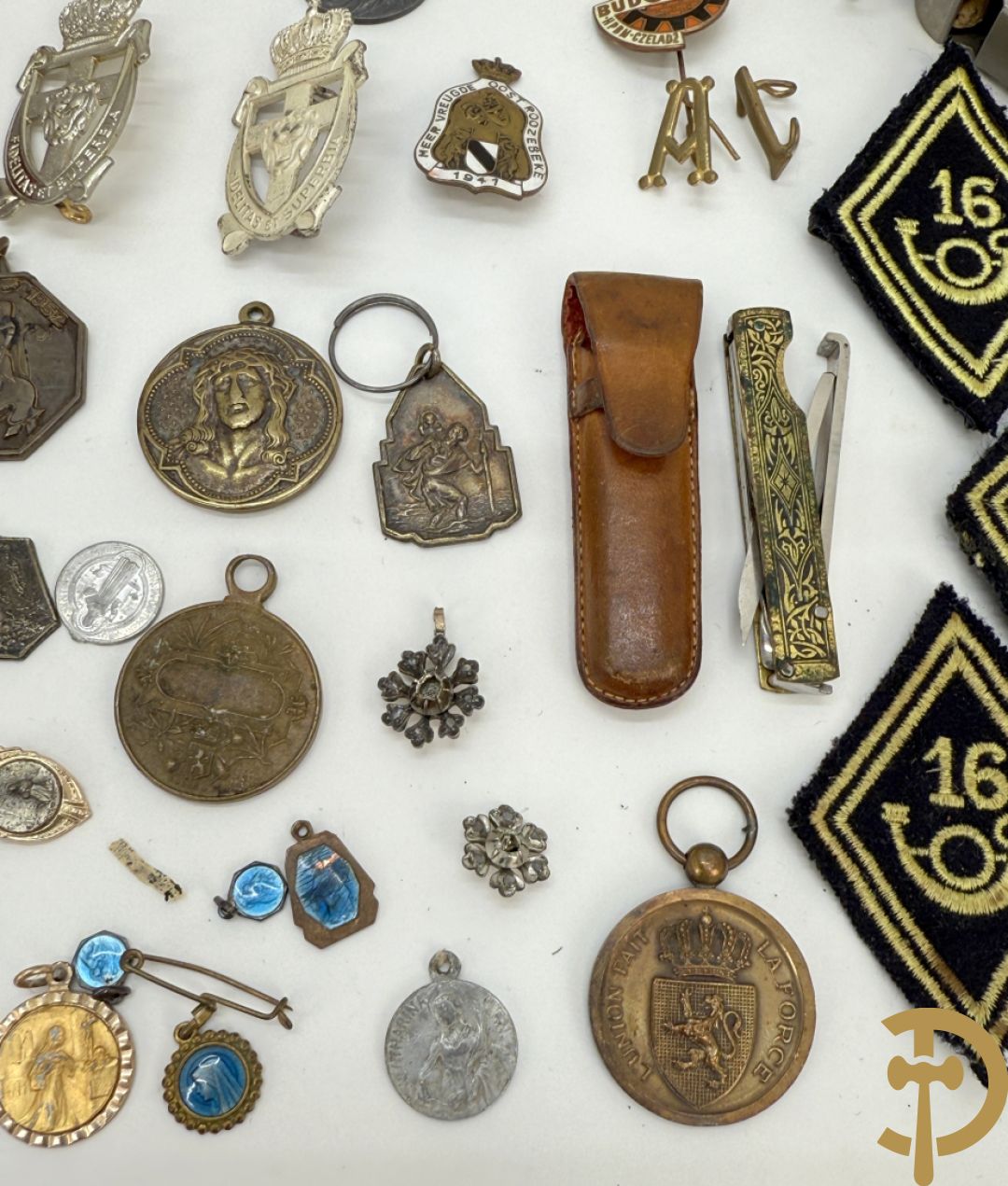 Lot insignes en medailles