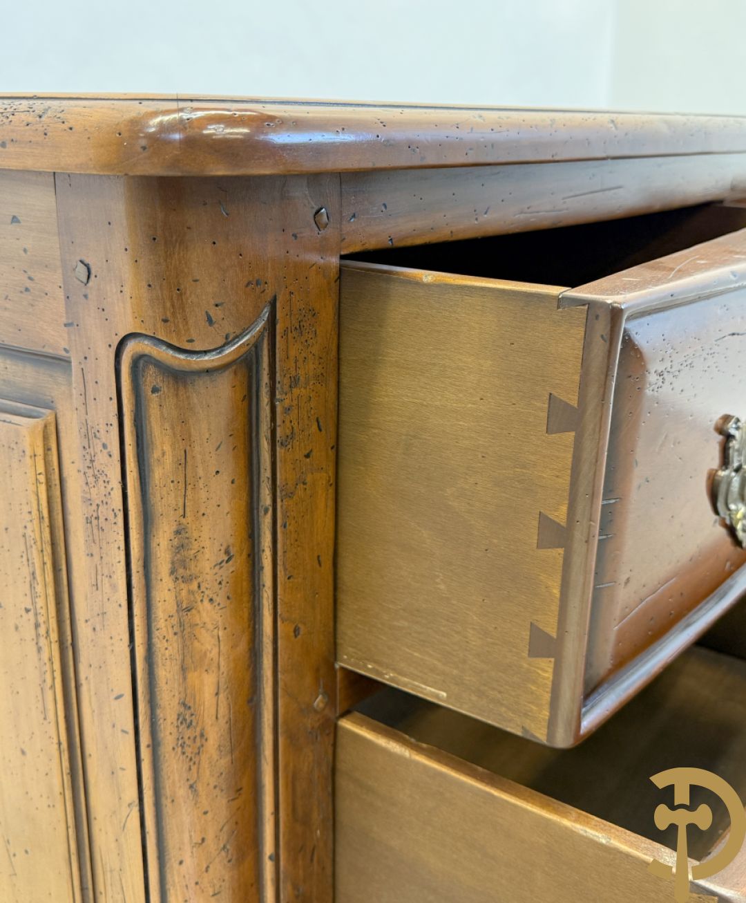 Gebogen kerselaren vierladencommode met koperen Louis XV trekkers, achteraan geëstampilleerd Richelieu Art & Meubels de France
