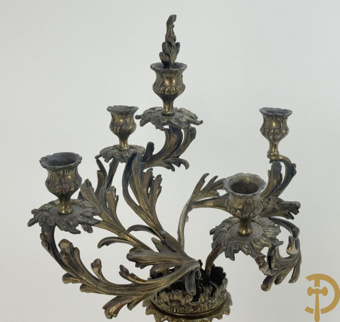 Driedelige koperen garnituur bestaande uit middenstuk bezet met amfoor en paar kandelaars , Louis XV stijl