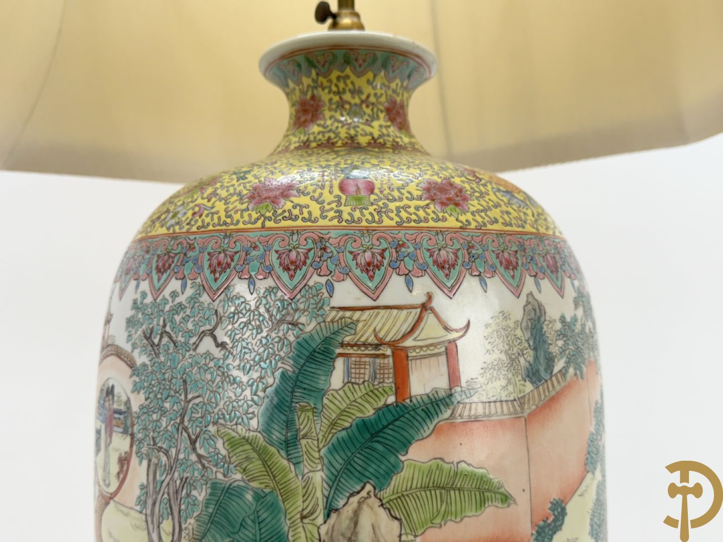 Chinese porseleinen vaas met geanimeerd decor van dames in tempels en landschap - omgebouwd als lampadaire