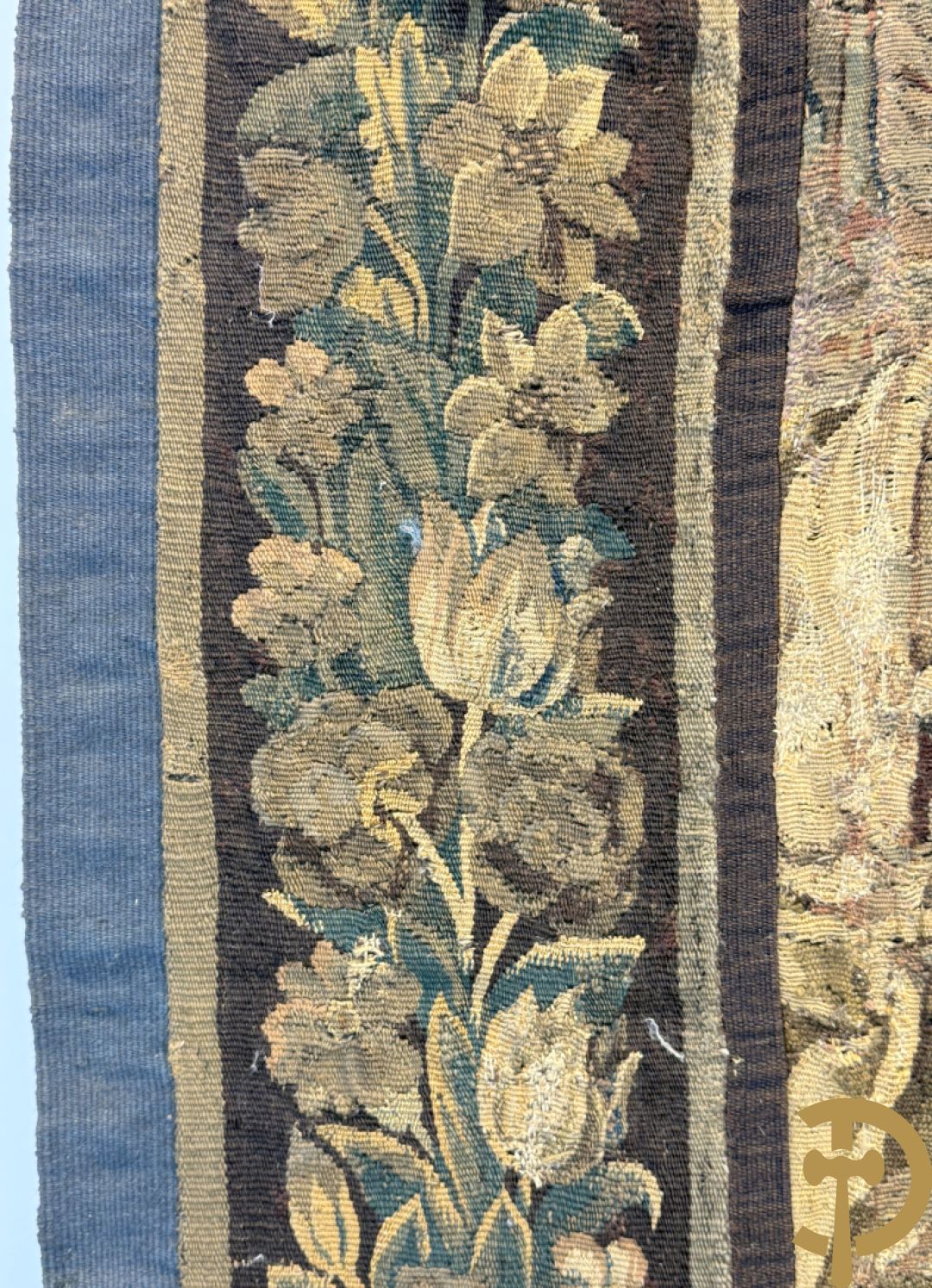 Fragment van wandtapijt met geanimeerde mythologische scène, omgeven door florale omranding, 18e