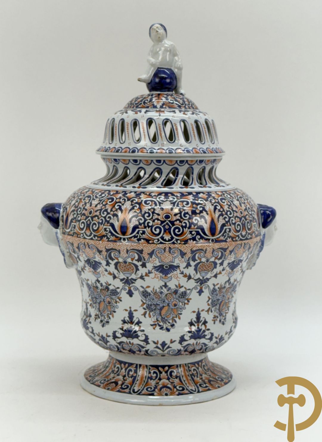 Dekselpotiche in geglazuurde keramiek, Rouan, onderaan gemerkt MD/E (Masse-Frères te Dèvres), bewerkt met cherubijnenkopjes opzij, rond 1900