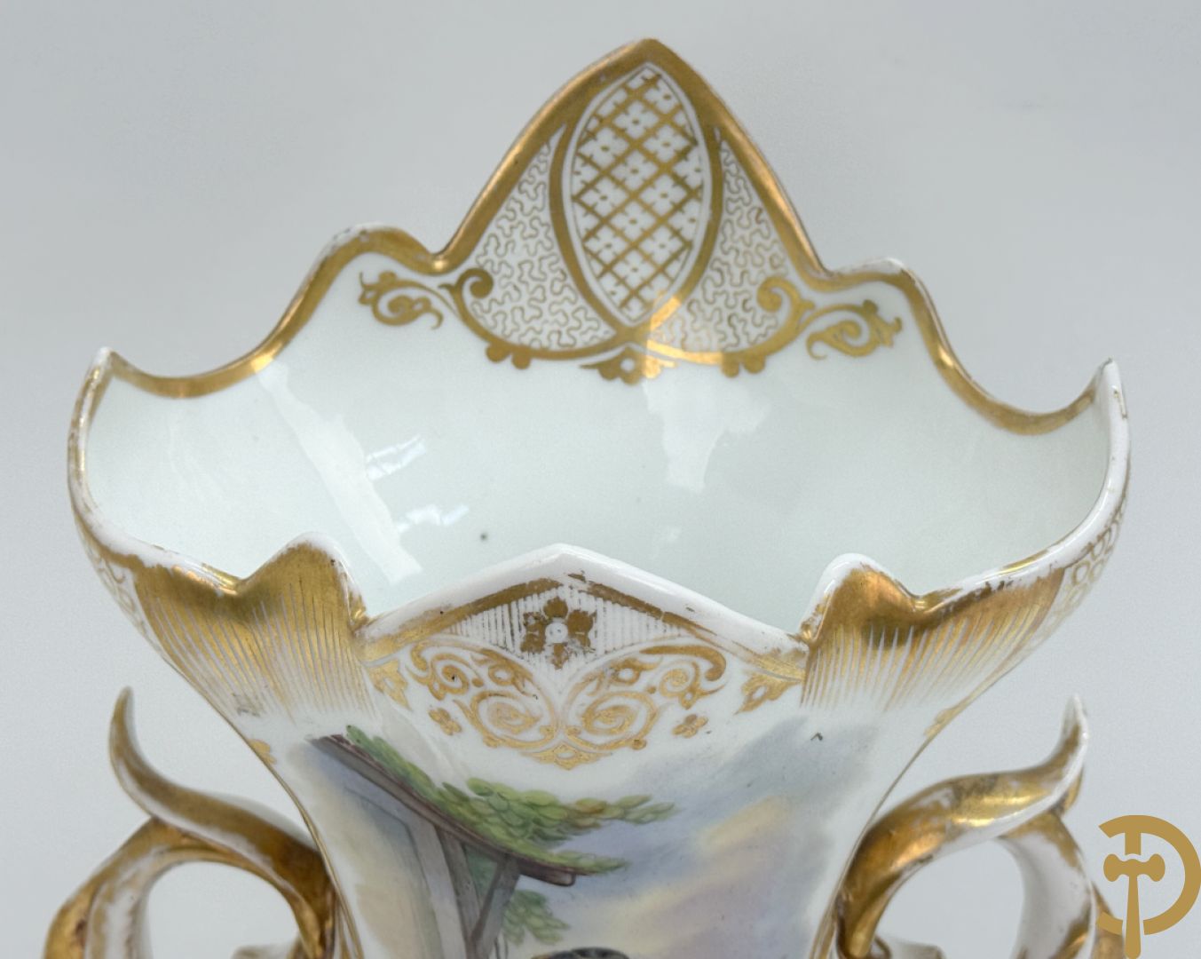Paar Vieux Paris cornetvazen met handbeschilderd bloemendecor + Vieux Paris cornetvaas met decor van elegante dame