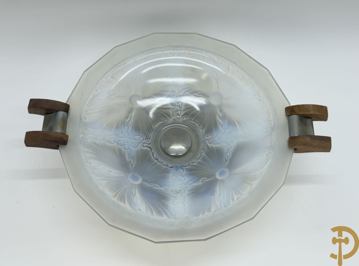 Art Deco schaal van pate de verre met bloemenmotief gevat in chromé houder + Art Deco coupe in pate de verre met bloemenmotieven gevat in chromé houder
