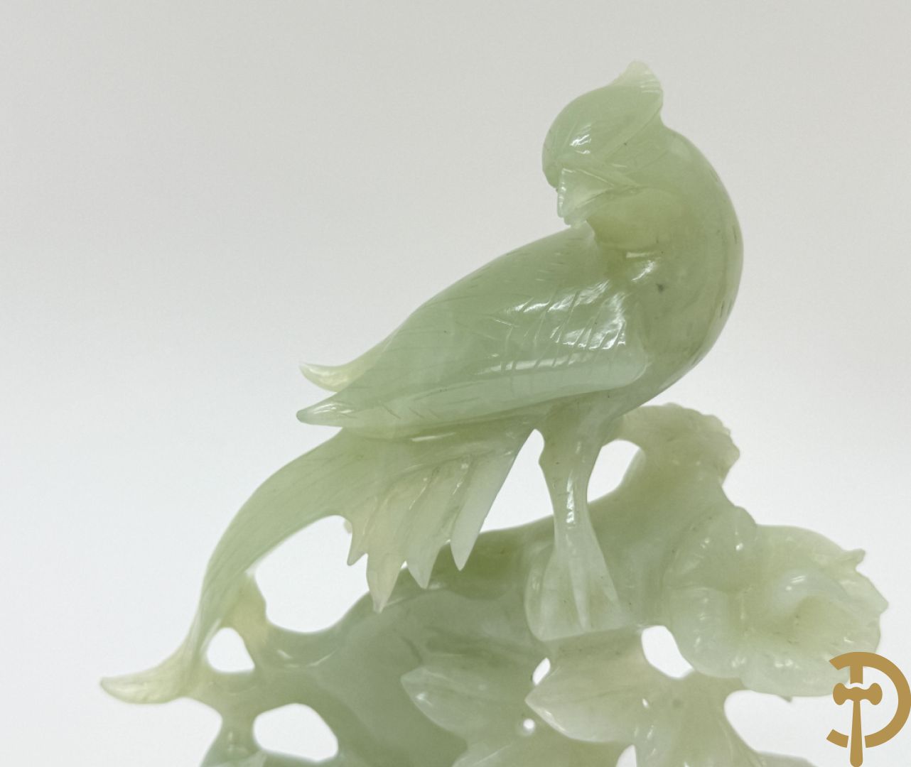 Drie handgesculpteerde Aziatische vogels met bloemenmotieven in jadeiet + klein haantje in jadeiet