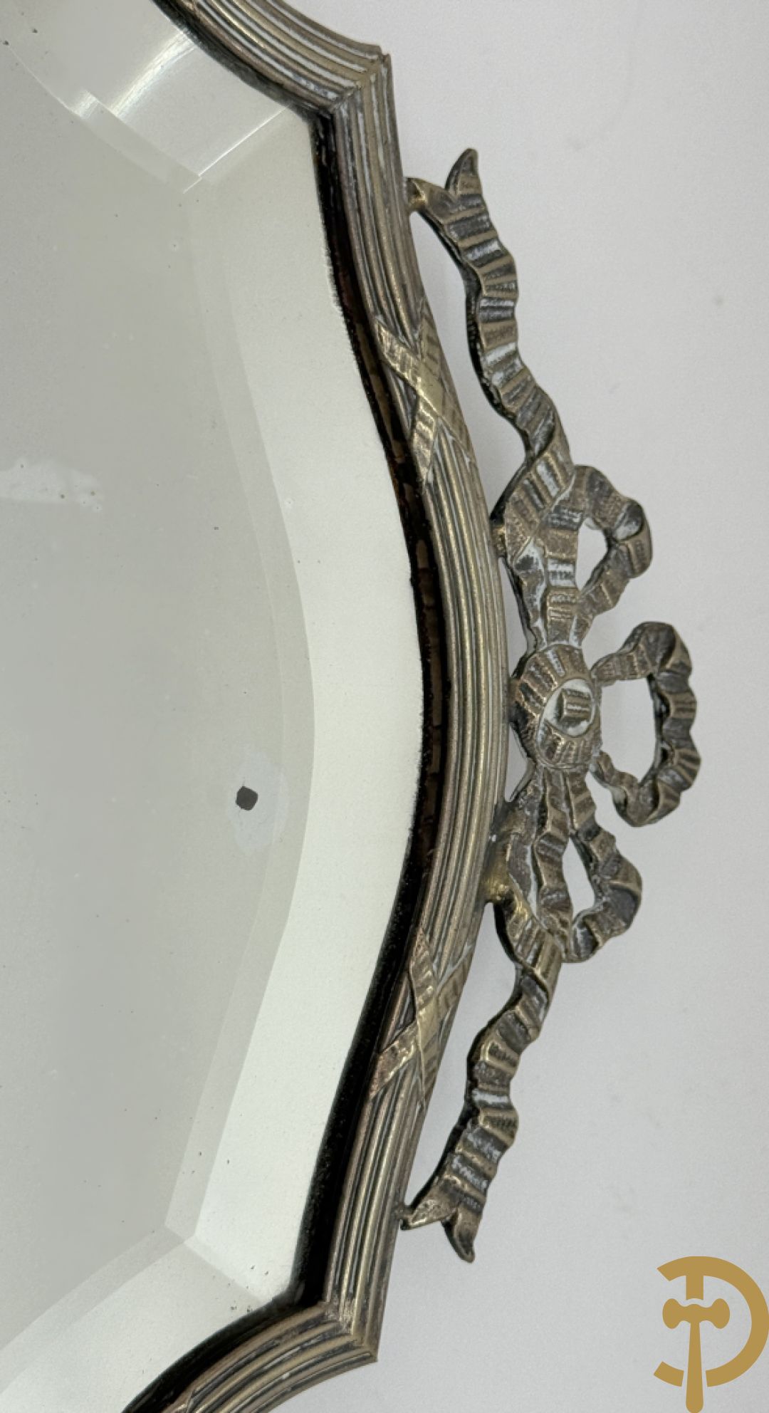 Verzilverde kader met Louis XVI motieven en geslepen spiegel + vergrootglas imet benen handvat en verzilverde montuur