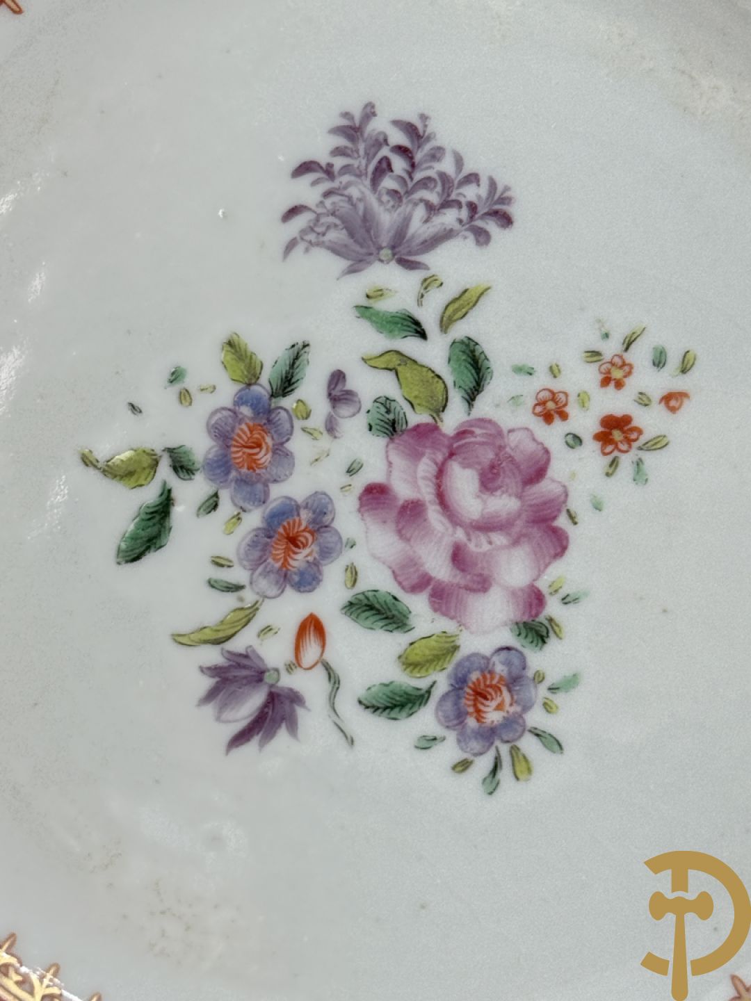 Negen Famille rose bordjes w.o. zes plat gekartelde, 1 diep gekartelde en 2 vlakke met bloementaferelen