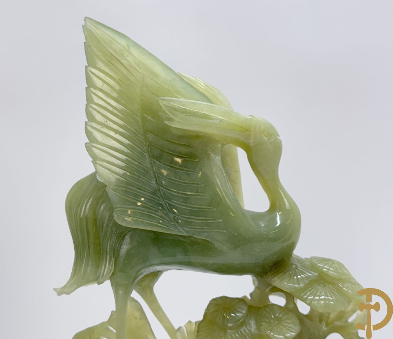Paar jadeiet sculpturen met fenixvogels in natuurtafereel